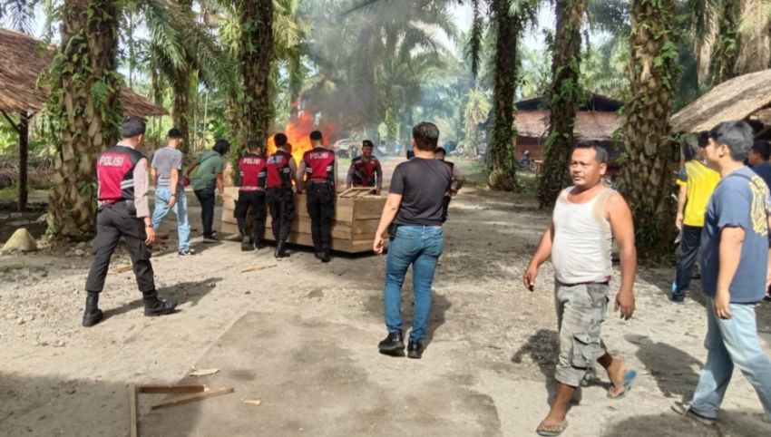 Tim Gabungan Gerebek Lapak Judi Sabung Ayam, Pondok-pondok Dihancurkan