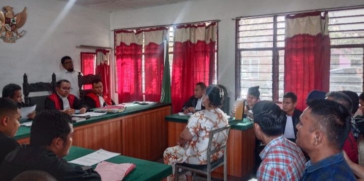 Ninawati Terdakwa Penipuan Casis TNI/Polri Duduk di Kursi Pesakitan Saat Sidang di Labuhan Deli