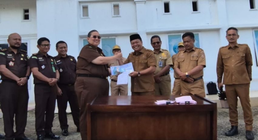 Kajari Mamasa Serahkan Pemulihan Keuangan dan Aset Pemkab Senilai Rp 424.628.891 kepada Bupati