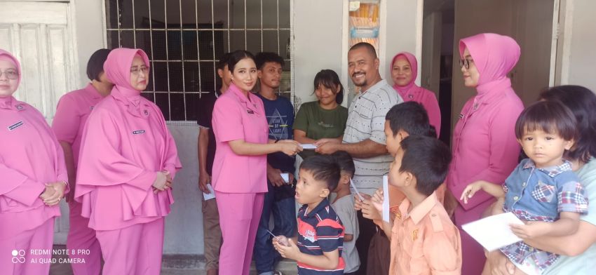 Bhayangkari Peduli : Ketua Bhayangkari Polres Batu Bara Berikan Bansos di Beberapa Panti Asuhan