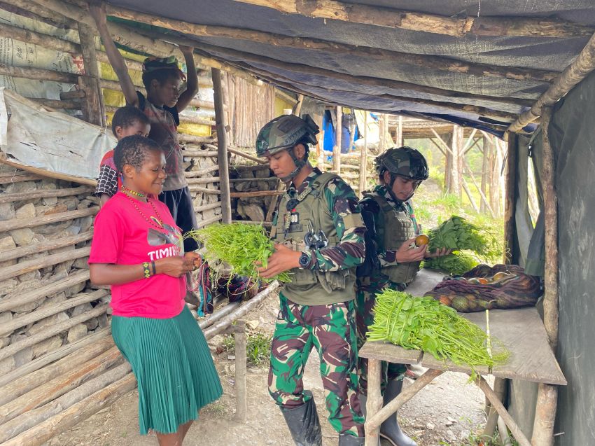 Sentuhan Hangat di Wunggi: TNI Gelar Pengobatan Gratis dan Borong Hasil Bumi Warga