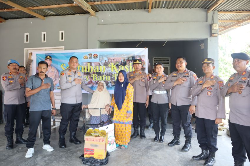 Giat Jumat Berkah, Kapolres Batu Bara Berikan Bantuan Sembako Kepada Kaum Duafa di Sumber Padi