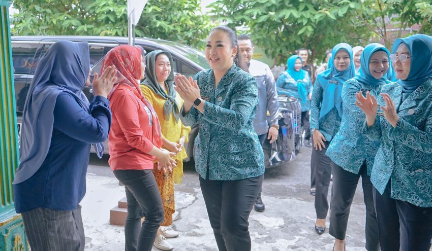 Ketua TP PKK Kota Medan Antusias Melihat Aplikasi 3D