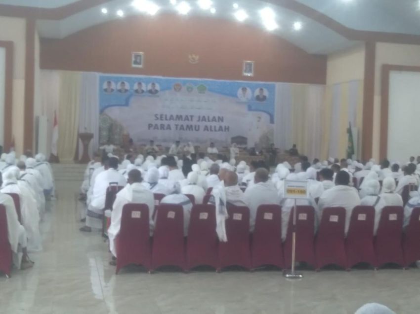 Bupati Labuhabatu Lepas Keberangkatan Jamaah Calhaj Kloter 19