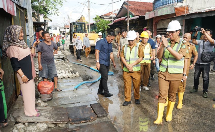 Tinjau Pekerjaan Peningkatan Drainase di Belawan, Rico Waas Pastikan Pekerjaan Berjalan Dengan Baik