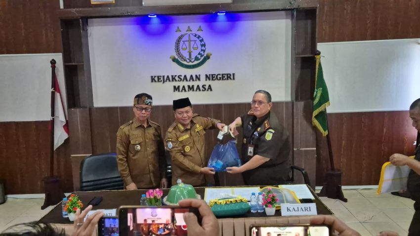 Kejari Serahkan Pemulihan Aset kepada Pemkab Mamasa