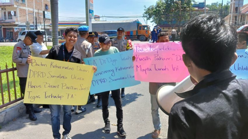 Demo Polda Sumut, Massa Desak Tangkap Anggota DPRD Sumut Kekerasan Seksual Karyawati Bank