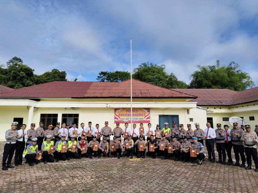 Kapolres Pakpak Bharat Berikan Reward Kepada 30 Personil  Berdedikasi Tinggi dan Berprestasi