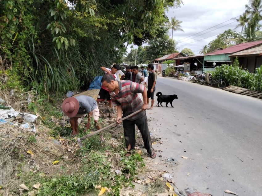 Ulu Balang Bersama Warga Desa Cinta Dame Gotong Royong Bersihkan Drainase