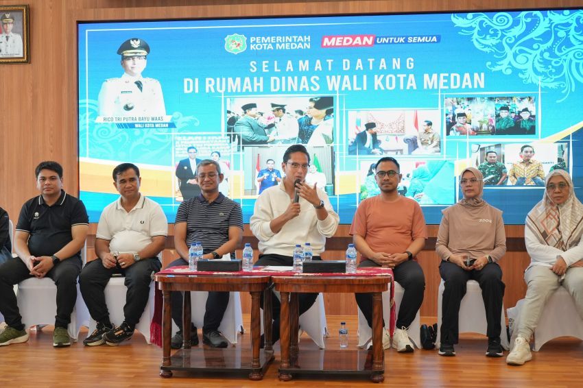 Kumpulkan Seluruh Camat dan Lurah, Rico Waas Tekankan Masalah Kebersihan dan Pelayanan Publik