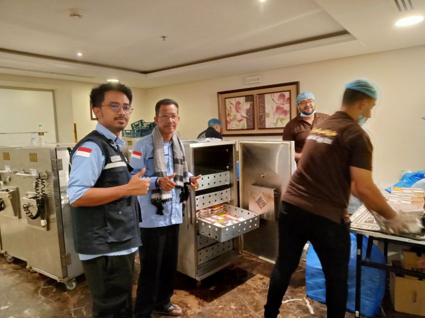Ketua Kloter 08 KNO Pantau Langsung Distribusi Konsumsi Jemaah Haji