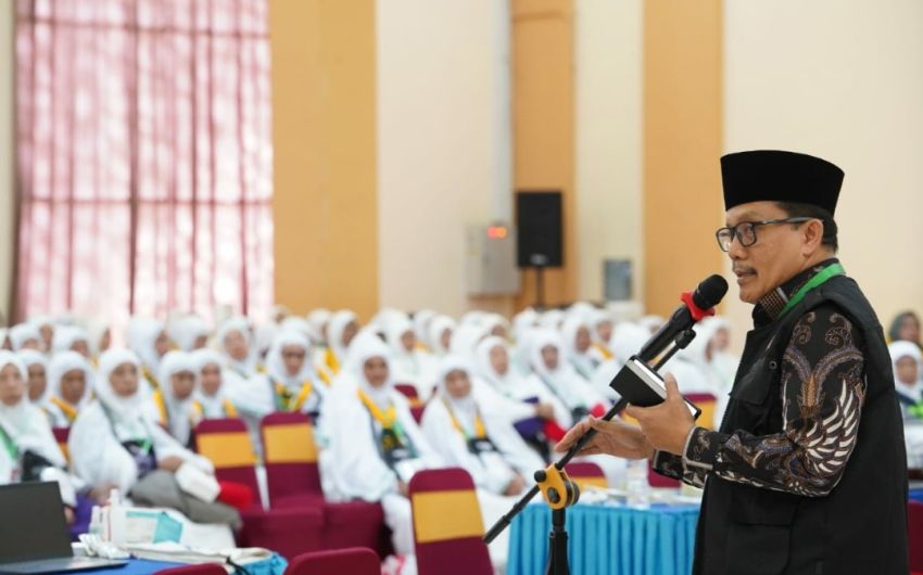 Sekretaris PPIH Embarkasi Medan Sambut Kedatangan Jemaah Calhaj Kloter 8