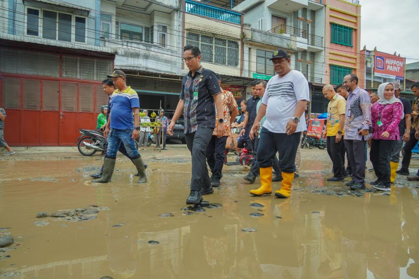 Rico Waas Segera Perbaiki Jalan Sunggal yang Rusak Berat