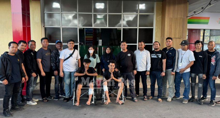 Penampakan 2 Pembunuh Terapis Terduduk di Kursi Roda RS Bhayangkara dengan Kaki Diperban