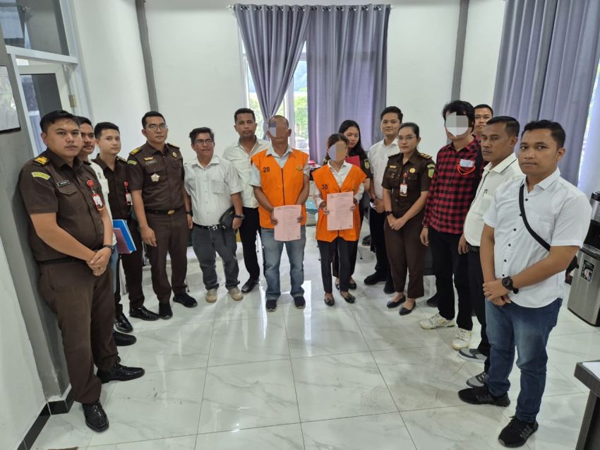 Polres Samosir Serahkan Tersangka dan Barang Bukti Dugaan Tindak Pidana Korupsi Dana Desa Sampur Toba ke Kejaksaan