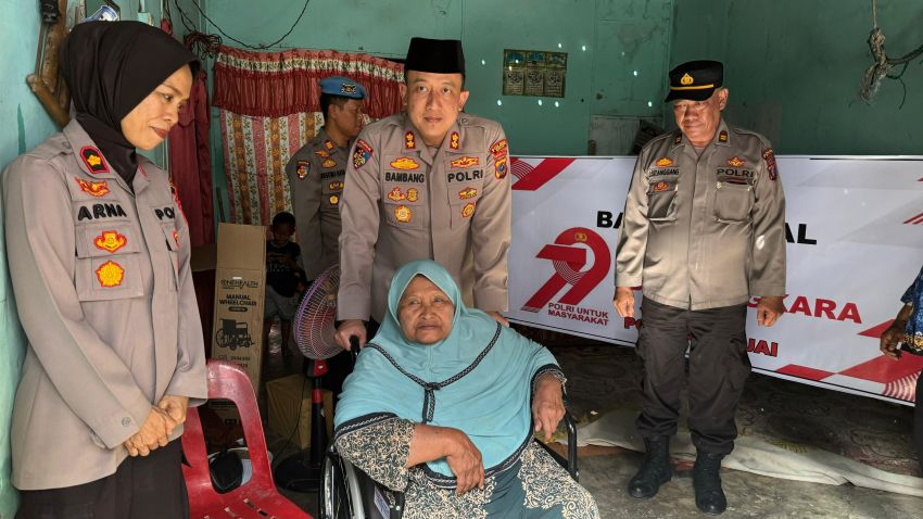 Sambut Hari Bhayangkara Ke 79 Kapolres Binjai Serahkan Kursi Roda