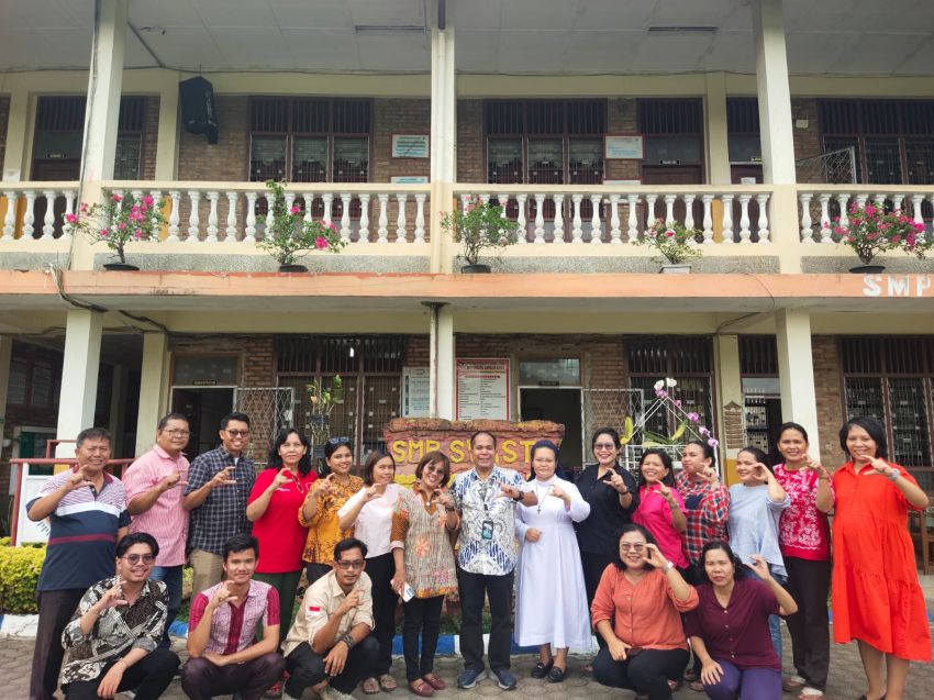 Akademisi Unimed Dr. Dionisius Sihombing Bekali Guru SMP Assisi Medan Tentang Deep Learning dan Penyusunan Modul Ajar Terintegrasi Nilai-Nilai FCJM