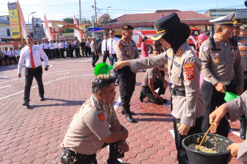 Polres Samosir Naikkan Pangkat Personel, Kapolres Samosir : Hindari Perilaku Arogan Dalam Melayani Masyarakat