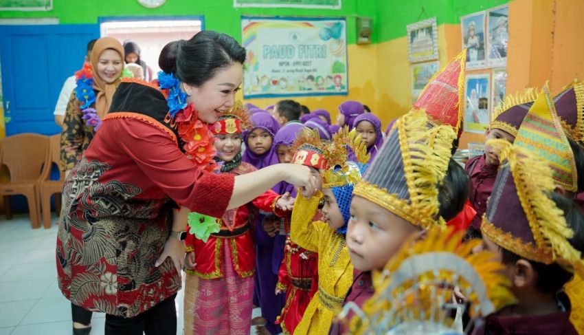 Airin Rico Waas Bantu Pertumbuhan dan Kecerdasan Anak Melalui Pemberian Makanan Tambahan