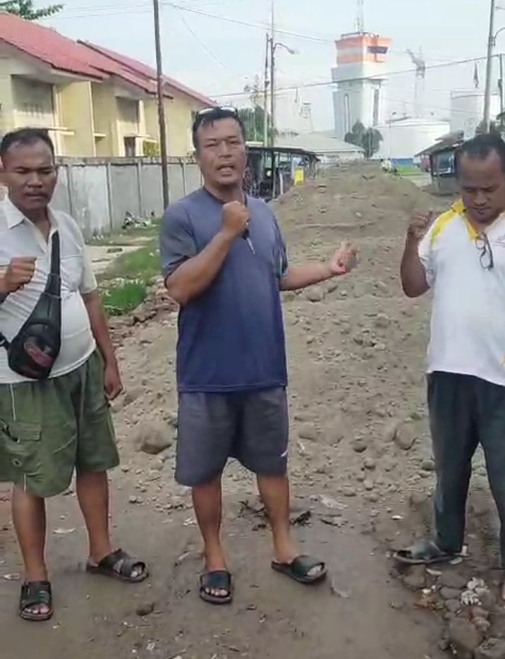Penuhi Keluhan Warga, Anggota DPR RI Komisi XIII Kombes Pol (Purn) Dr Maruli Siahaan SH.MH Berikan Tanah Timbun Lorong Gereja Belawan