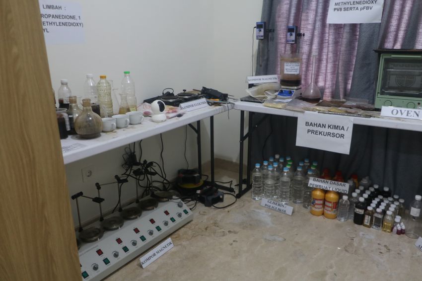Polda Sumut Bongkar Pabrik Liquid Vape Mengandung Narkotika Senilai Rp300 Miliar
