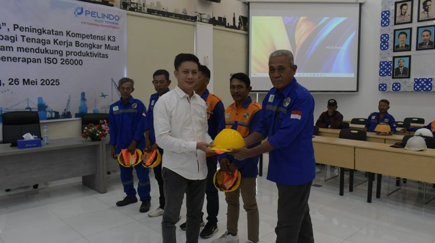 PT Pelabuhan Tanjung Priok Palembang Tingkatkan Kesadaran K3 dan Bagikan APD ke TKBM