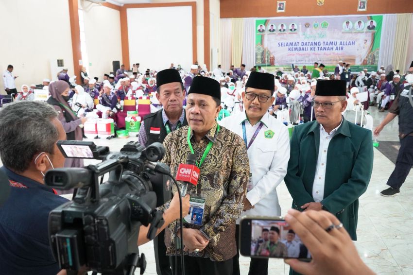 Ketua PPIH dan Wabup Madina Sambut Kedatangan Jemaah Haji Kloter 5 Debarkasi Medan