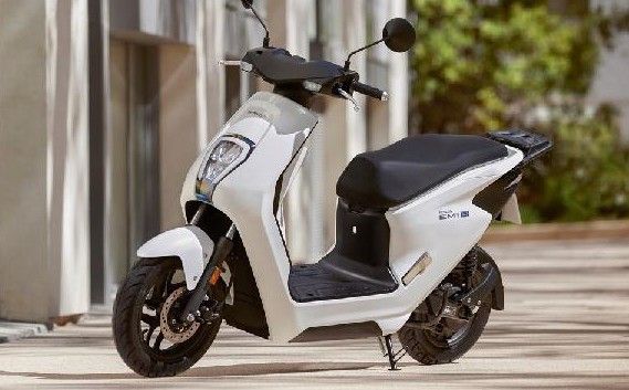 Tampil Kece, Ini Cara Cuci Motor Listrik Yang Benar