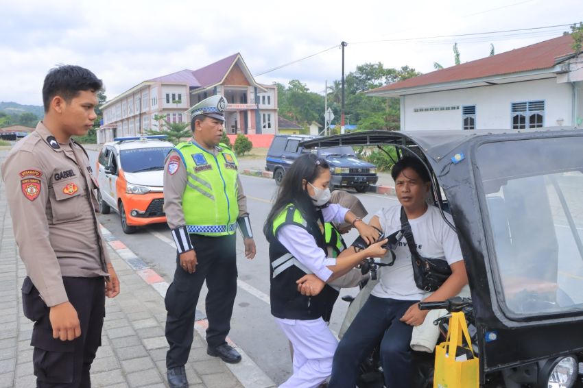 Dokkes dan Sat Lantas Polres Samosir Bakti Sosial Menyambut Hari Bhayangkara ke-79