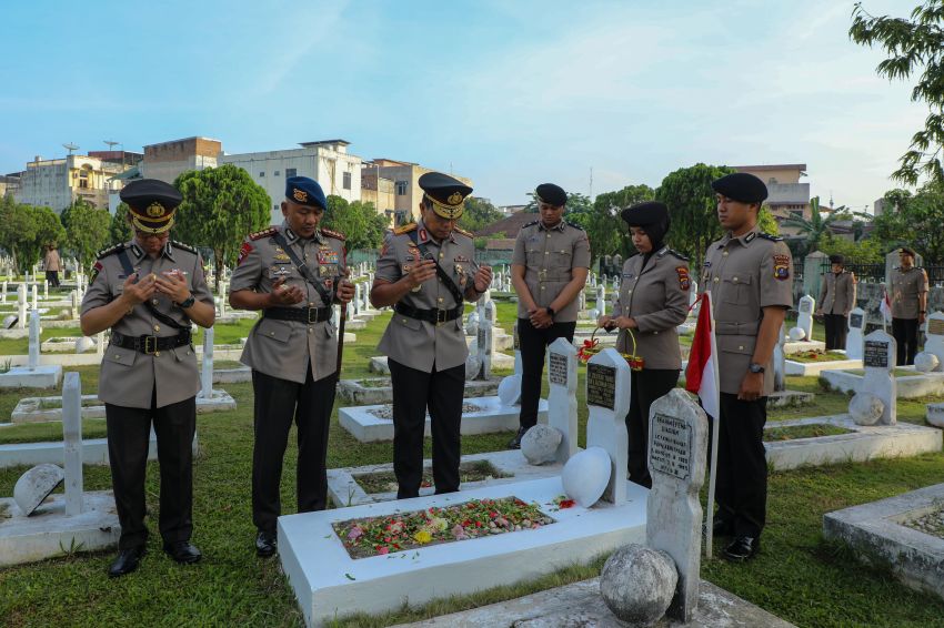 Peringati HUT Bhayangkara ke-79, Polda Sumut Ziarah ke Taman Makam Pahlawan Bukit Barisan