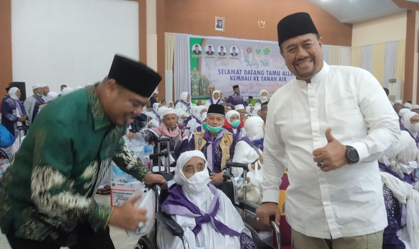 Ketua PPIH Bersama Bupati Batubara Sambut Kedatangan Jemaah Haji Kloter 12