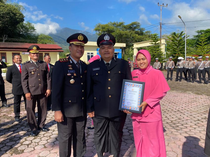 Kapolres Gayo Lues Pimpin Upacara Hari Lahir Pancasila dan Serahkan Penghargaan Kepada Istri Personel Berprestasi