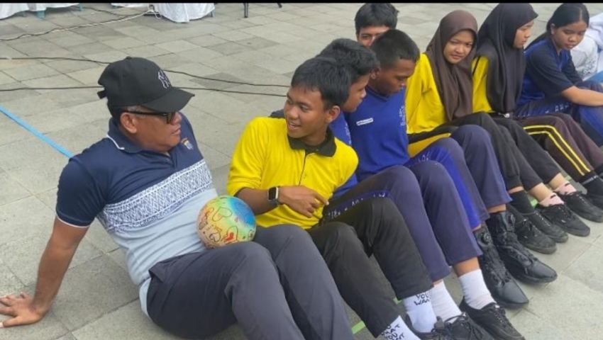Rangkaian HUT Bhayangkara ke-79, Kapolrestabes Medan dan Istri Fun Games Bersama Warga