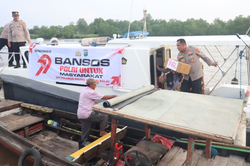 Sambut HUT Bhayangkara ke-79, Polres Tanjungbalai Gelar Bhakti Sosial dan Salurkan Sembako untuk Nelayan