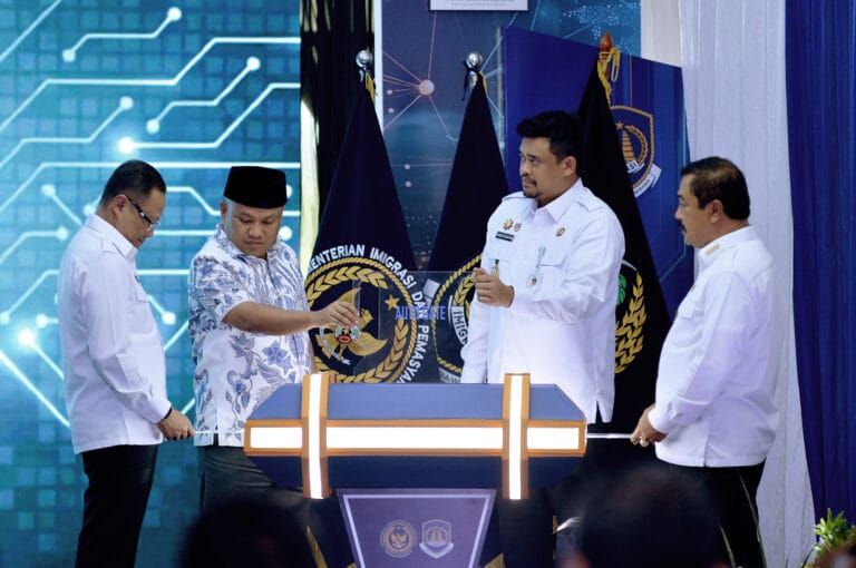 Percepat Layanan Keimigrasian di Bandara Kualanamu, Menteri Imipas Bersama Gubsu dan Wakil Ketua Komisi XIII DPR RI Launching Autogate
