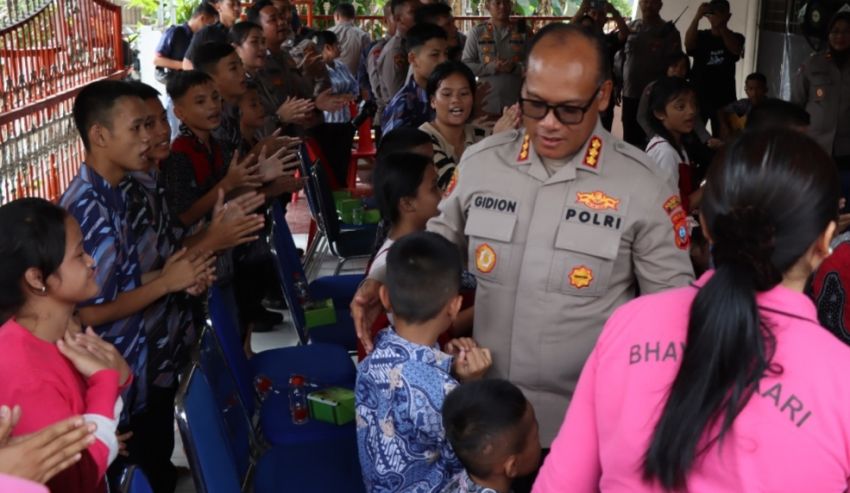 Kapolrestabes Medan Berbagi di Panti Asuhan Permata Kasih Abadi