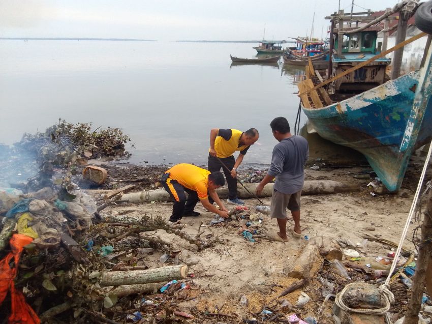 Jelang HUT Ke-79 Polri, Polsek Pangkalan Susu Gelar Bakti Sosial dan Salurkan Bansos