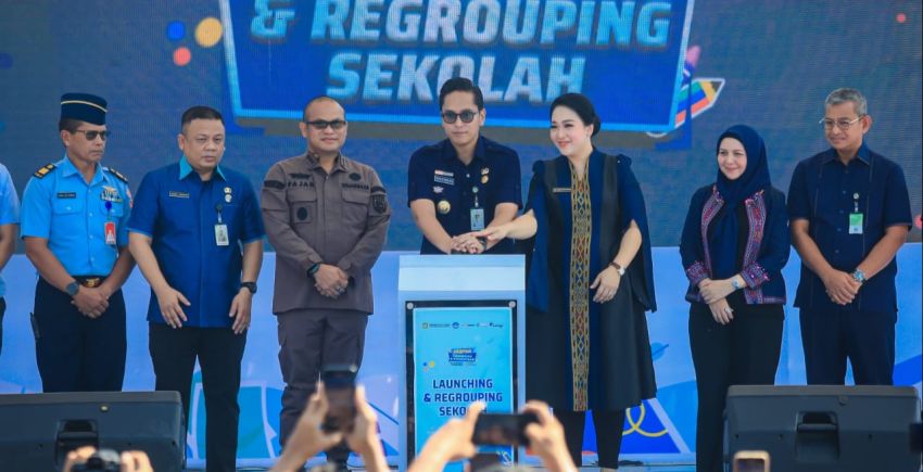 Rico Waas Serahkan Ijazah Program Tebus Ijazah dan Launching Regrouping Sekolah