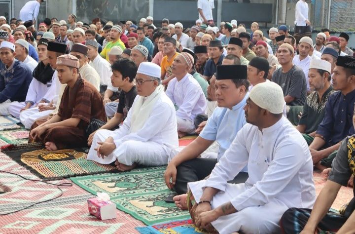 Kalapas Pancur Batu Bersama Warga Binaan Laksanakan Sholat Ied Dan Pemotongan Hewan Qurban