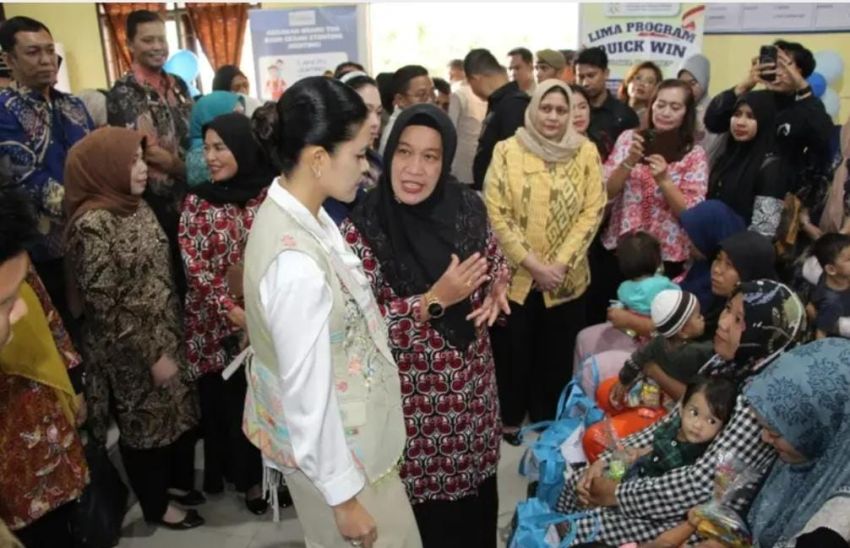 Kepala BKKBN Fatmawati Bersama Ketua TP PKK Kahiyang Ayu Salurkan MBG Di Harjosari II Amplas