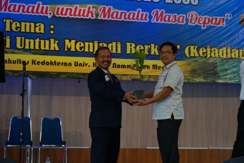 Kolaborasi Hijaukan Kota Medan, Wali Kota Berikan Bibit Pohon kepada Keluarga Manalu