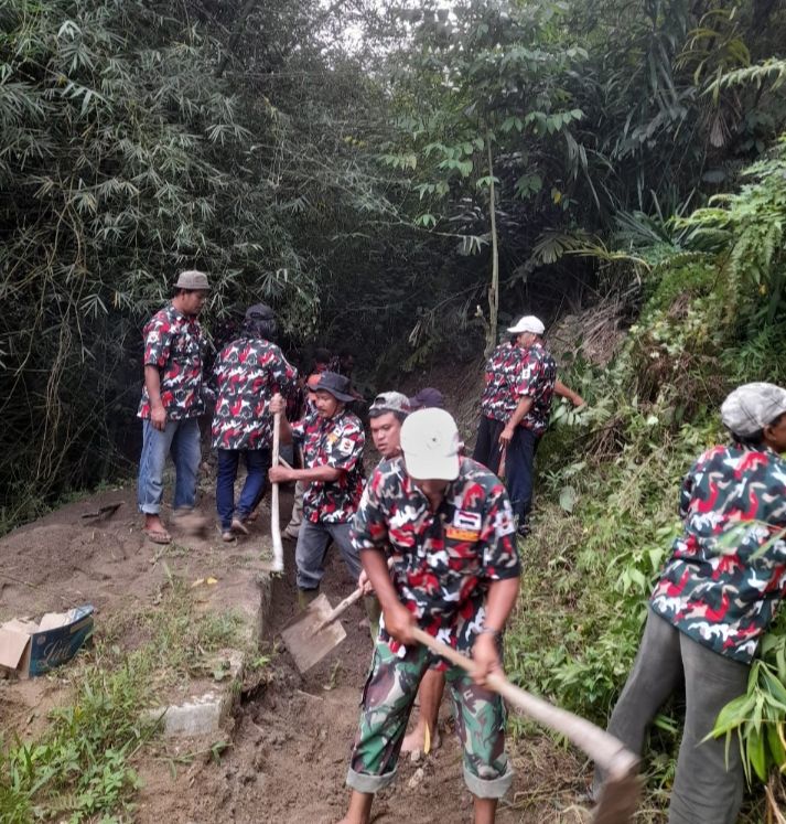 LMP Kandibata Bersihkan Saluran Air Tumpat