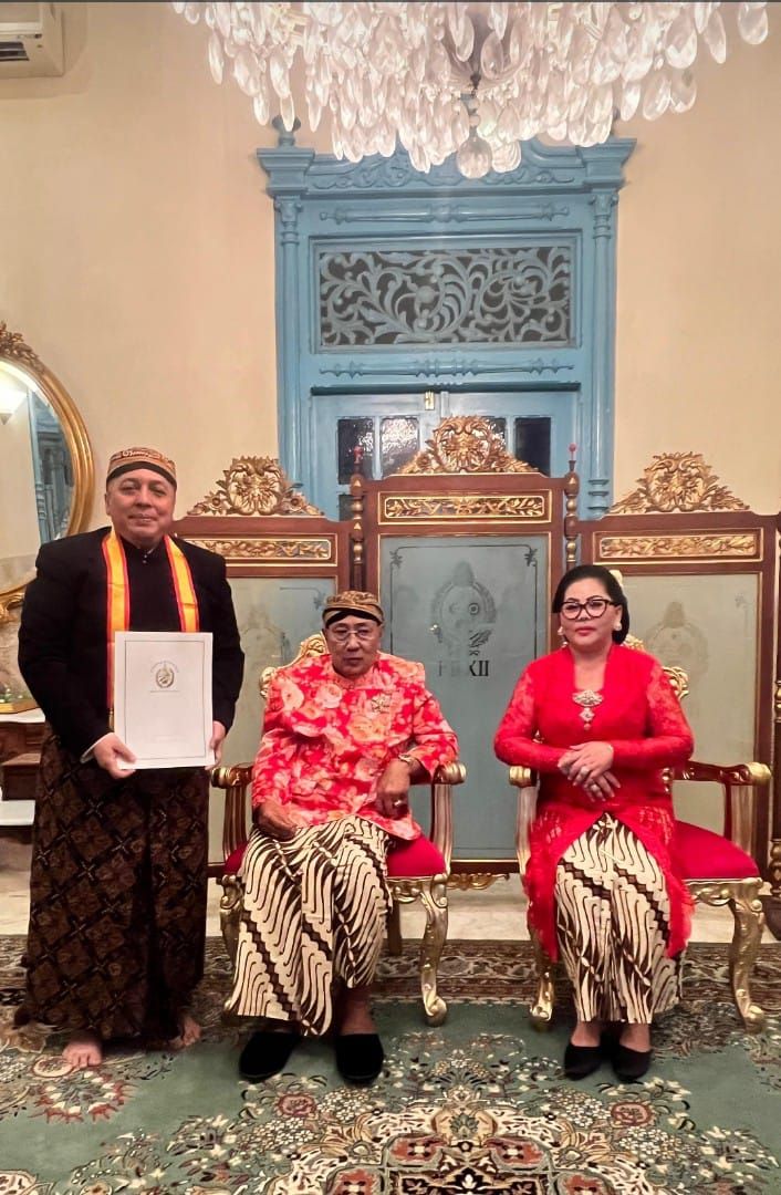 Ketua Umum AMKI Dinobatkan Jadi Bangsawan Keraton Surakarta, Ini Sosok Tundra Meliala yang Curi Perhatian Raja