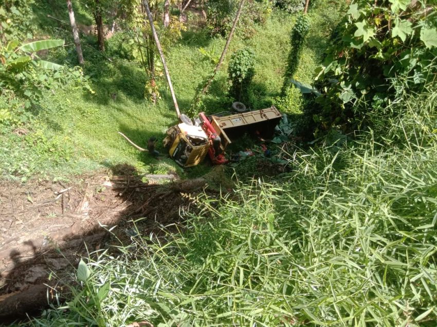Senggol Mobil Tangki Air, Truk Terjun ke Jurang : Dua Orang Luka-luka