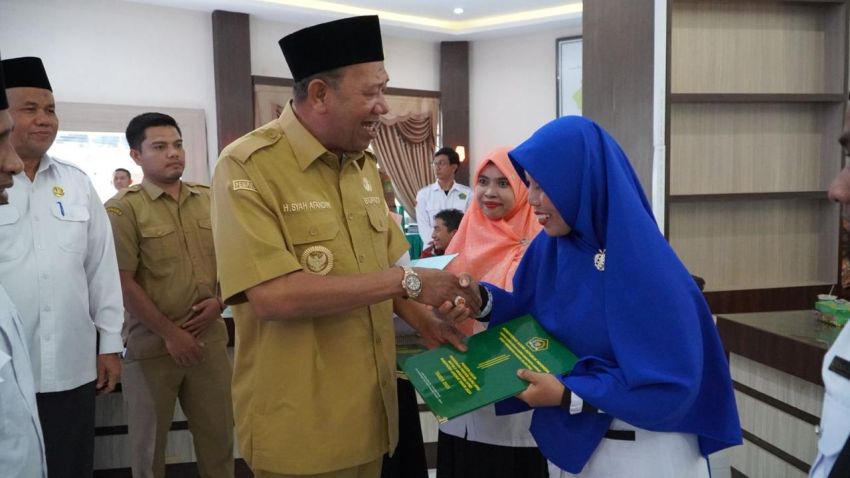 Bupati Langkat Serahkan Sertifikat Pendidik kepada 51 Guru Pendidikan Agama Islam