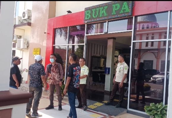 Oknum anggota Peradi Dipermalukan di PN Lubuk Pakam, Diteriaki dan Dikejar-Kejar Para Eks Kliennya Pengacara Penipu