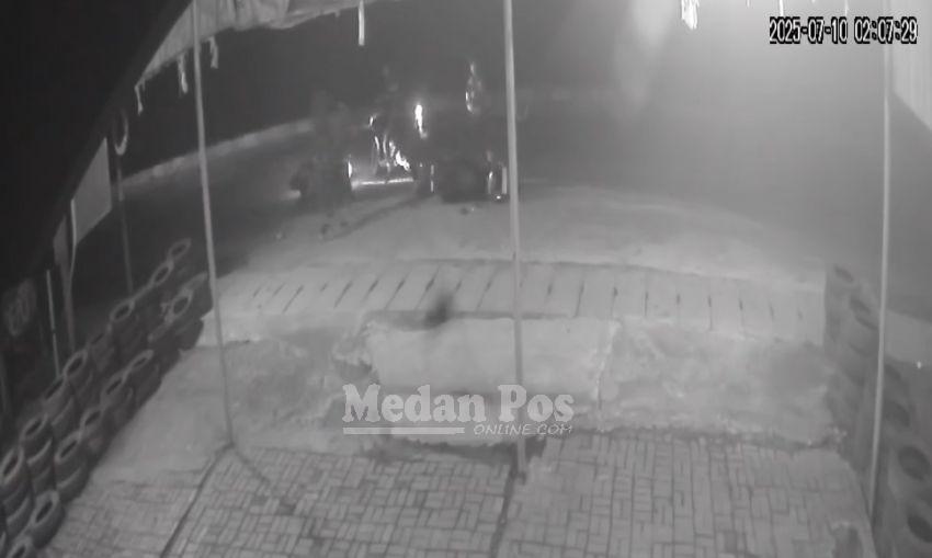 Terekam CCTV, Sadisnya Komplotan Begal Bersajam Rampas Motor Remaja-Korban Tersungkur Lalu Dilindas