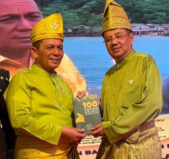 Ketua Wanhat PB ISMI Serahkan Buku 100 Tokoh Melayu Kepada Gubernur Kepri