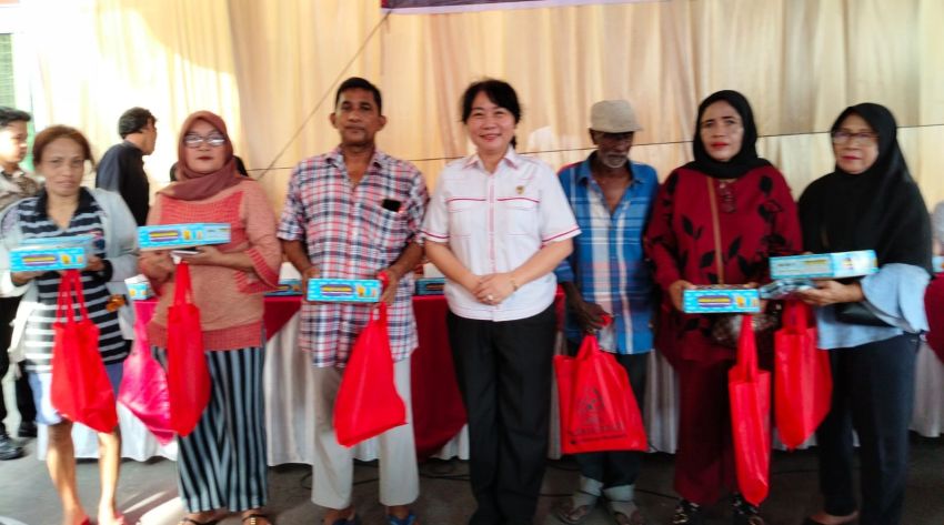 Dr. Lily Prihatin, Bantuan Buku Bacaan di SMPN 10 Medan Satu untuk Berdua