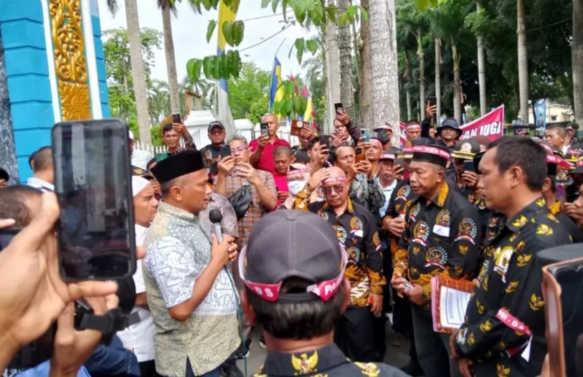 Massa PABPDSI Demo Kantor DPRD Deliserdang, Tuntut Kesejahteraan Dan Pembahasan KUA PPAS